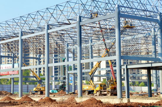 遂宁高新区西部铁路物流园 错时施工战高温，安全进度双保障